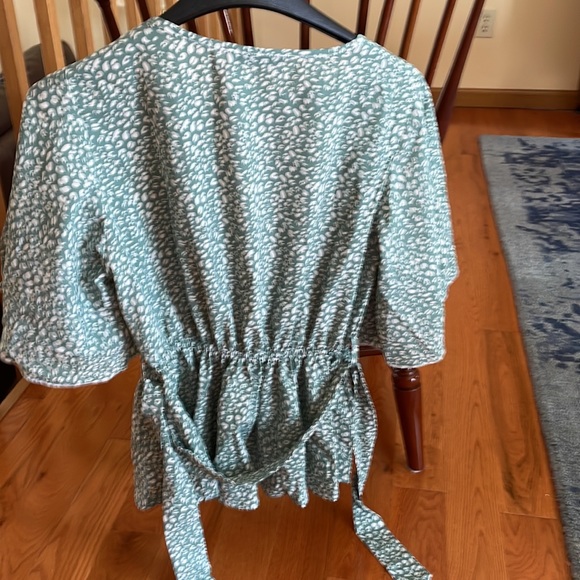 Green and cream vneck top size medium runs small NEW without tags - Picture 8 of 8